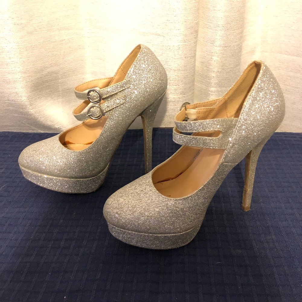 Silver sparkly pumps